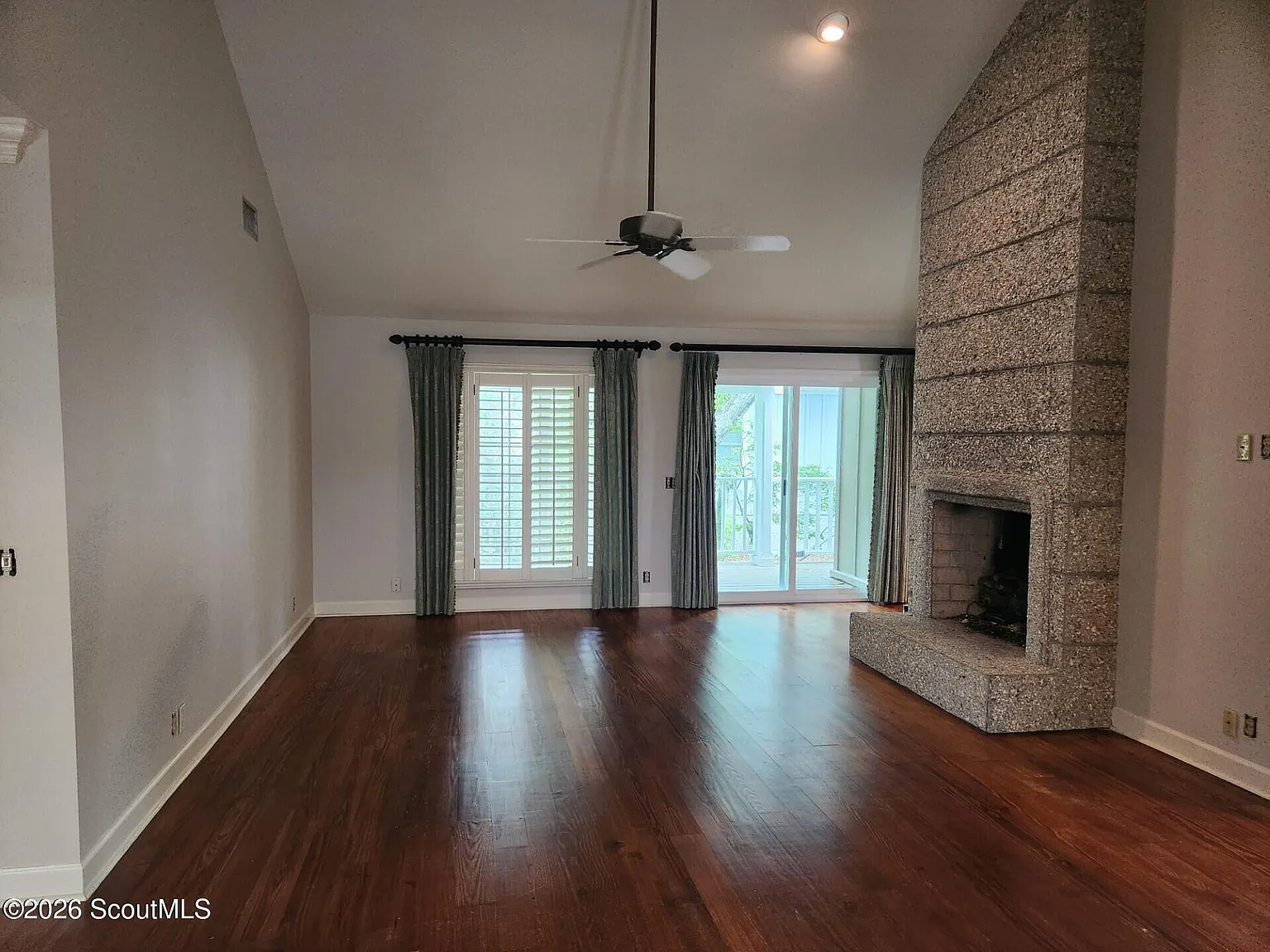 3 bed, 2.0 bath, 1600 sqft, $3,750 — Photo 3