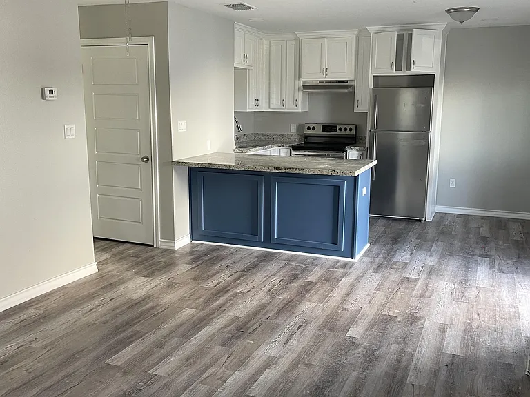607 E Washington St — Photo 1