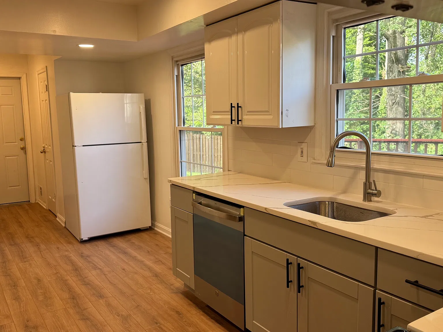 5 bed, 4.5 bath, 2361 sqft, $800 — Photo 2