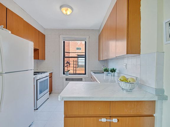 5th image of 909 E 29th St APT 6D