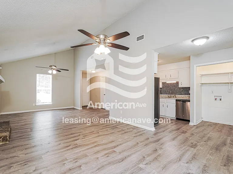 10124_005_living_room_5.jpg