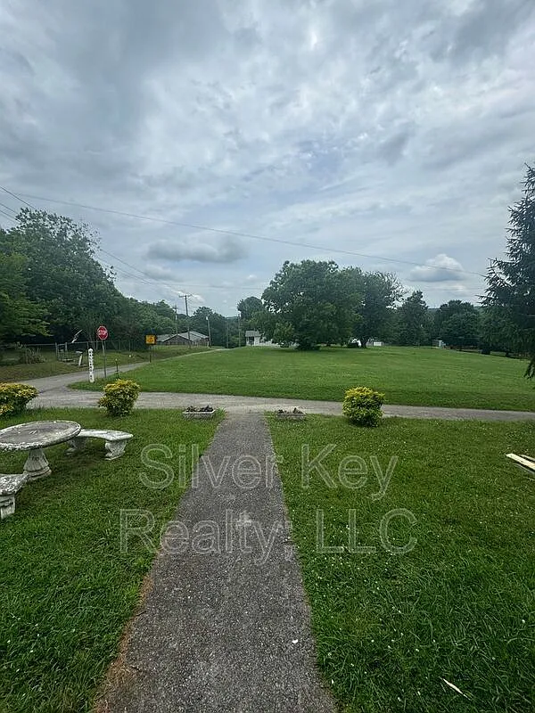 3 bed, 1.0 bath, 1000 sqft, $1,295 — Photo 2