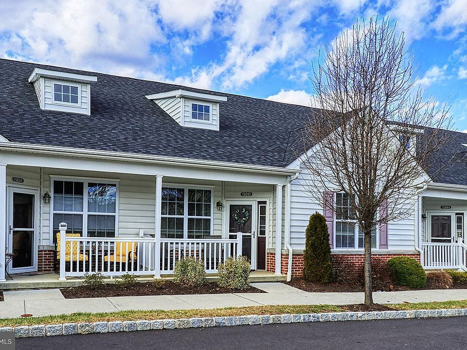 1st image of 15042 Dahlia Dr