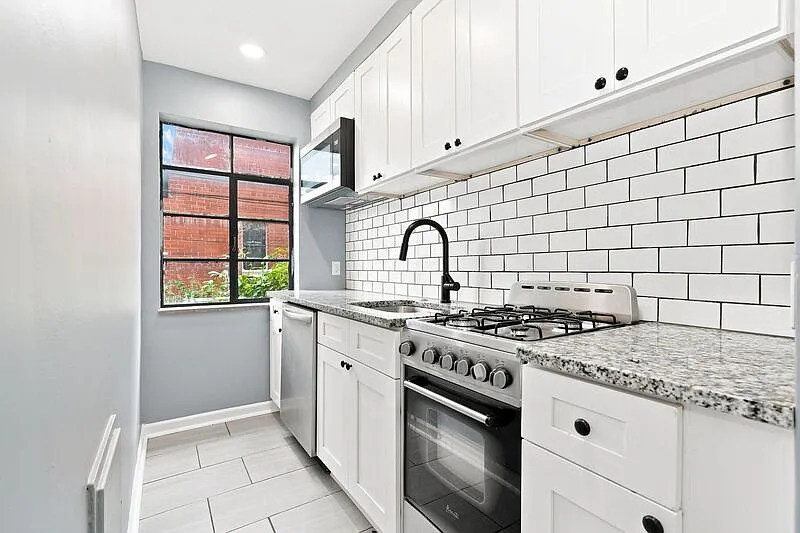 1 bed, 1.0 bath, $999 — Photo 3