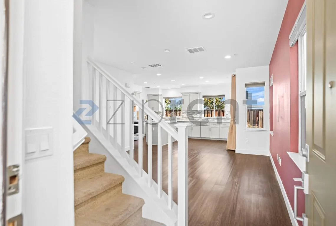 4 bed, 2.5 bath, 2048 sqft, $4,700 — Photo 2