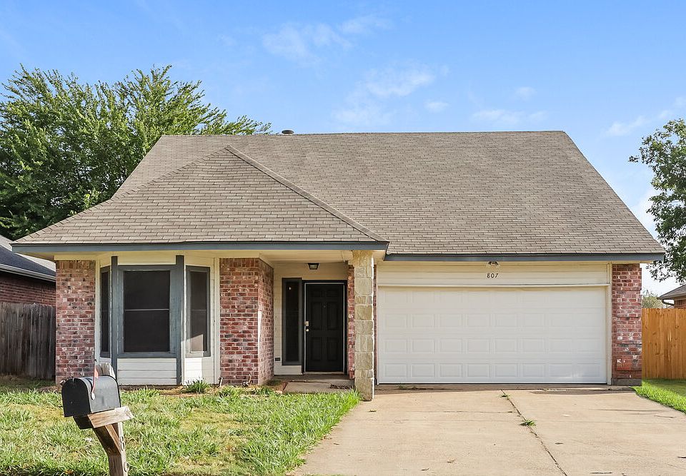 1st image of 807 Melville Dr