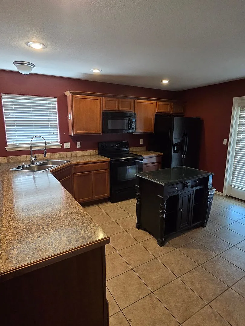 Must See Charming Home! — Photo 2