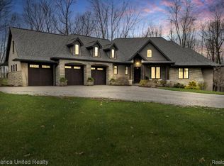 1425 Wind Valley Ln, Holly, MI 48442