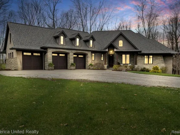 1425 Wind Valley Ln, Holly, MI 48442