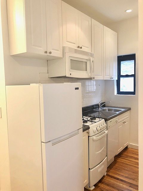 2nd image of 166 Suffolk St #1DD