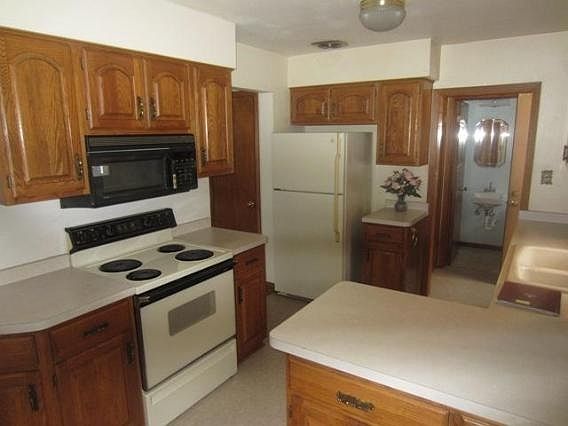 3rd image of 12326 W Grange Ave