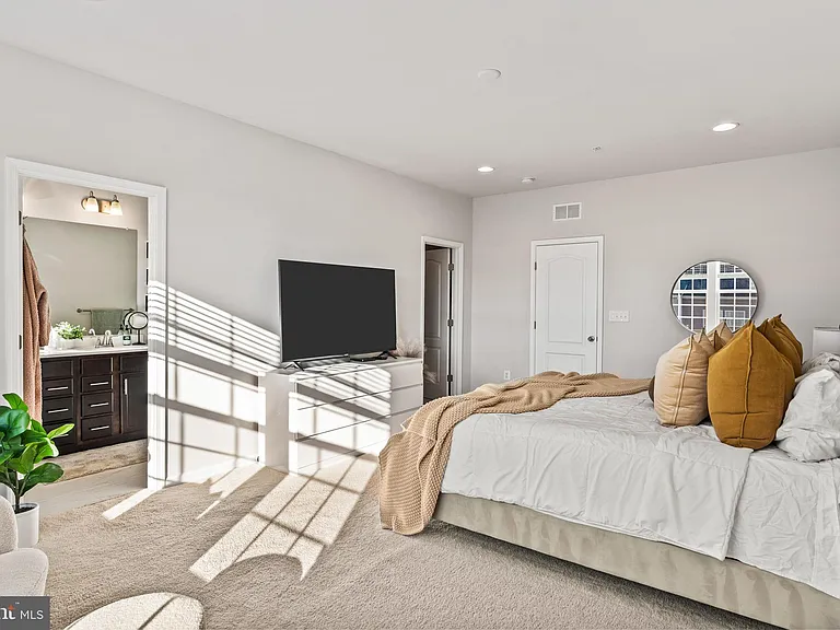 7709 Presidential Pkwy — Photo 18