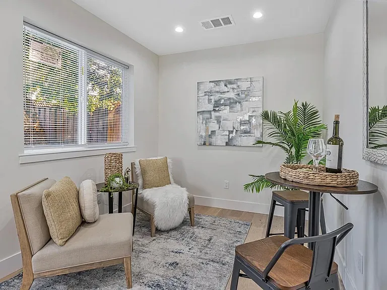 1372 Davis St — Photo 13