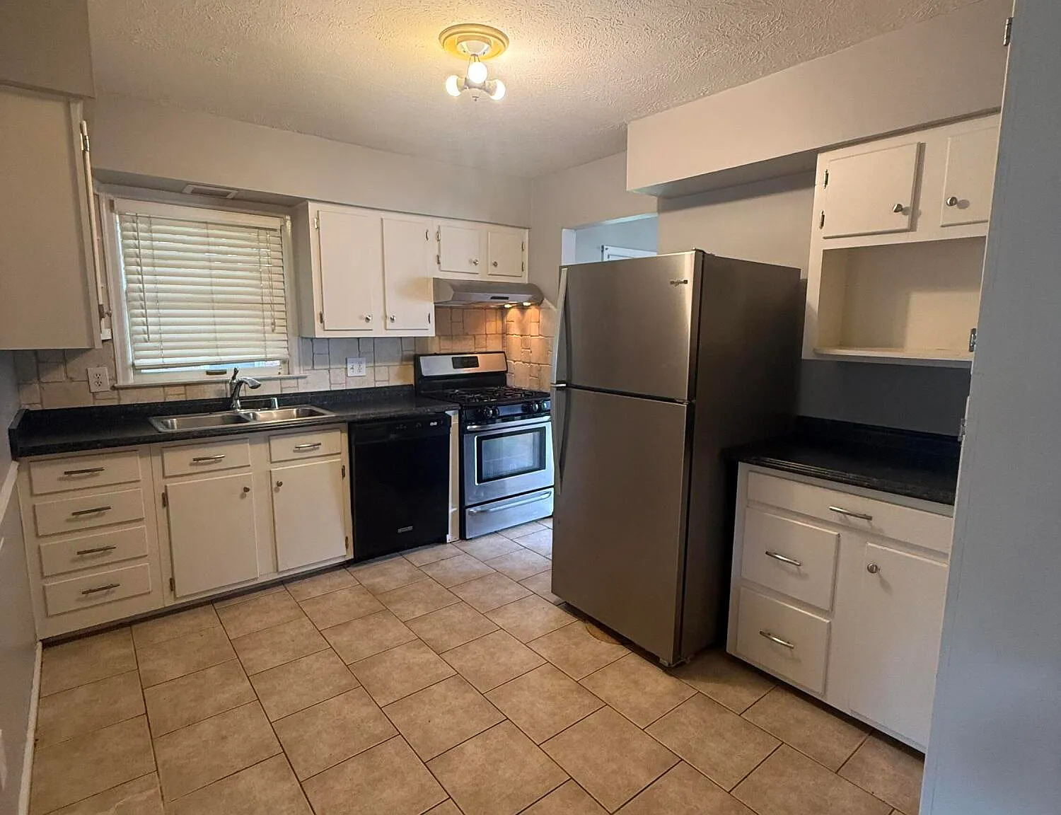 3 bed, 1.0 bath, 1194 sqft, $1,695 — Photo 3