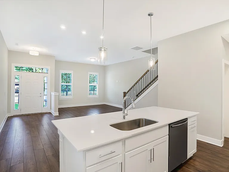 526 Gilder Dr — Photo 3