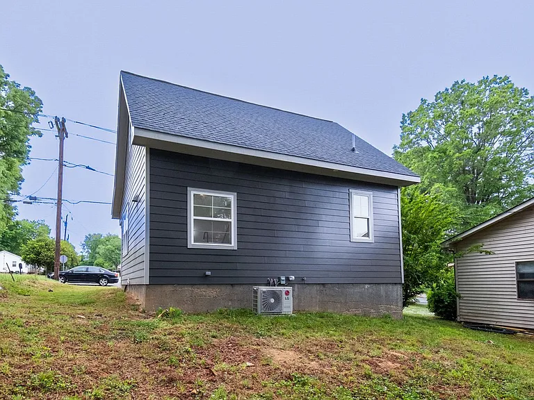 824 Chandler Ave — Photo 4