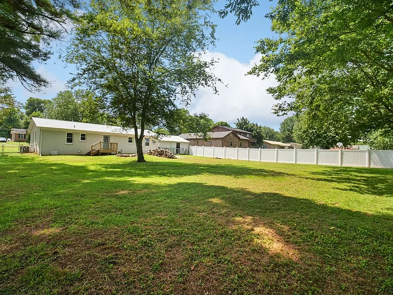 106 Napier Dr — Photo 3