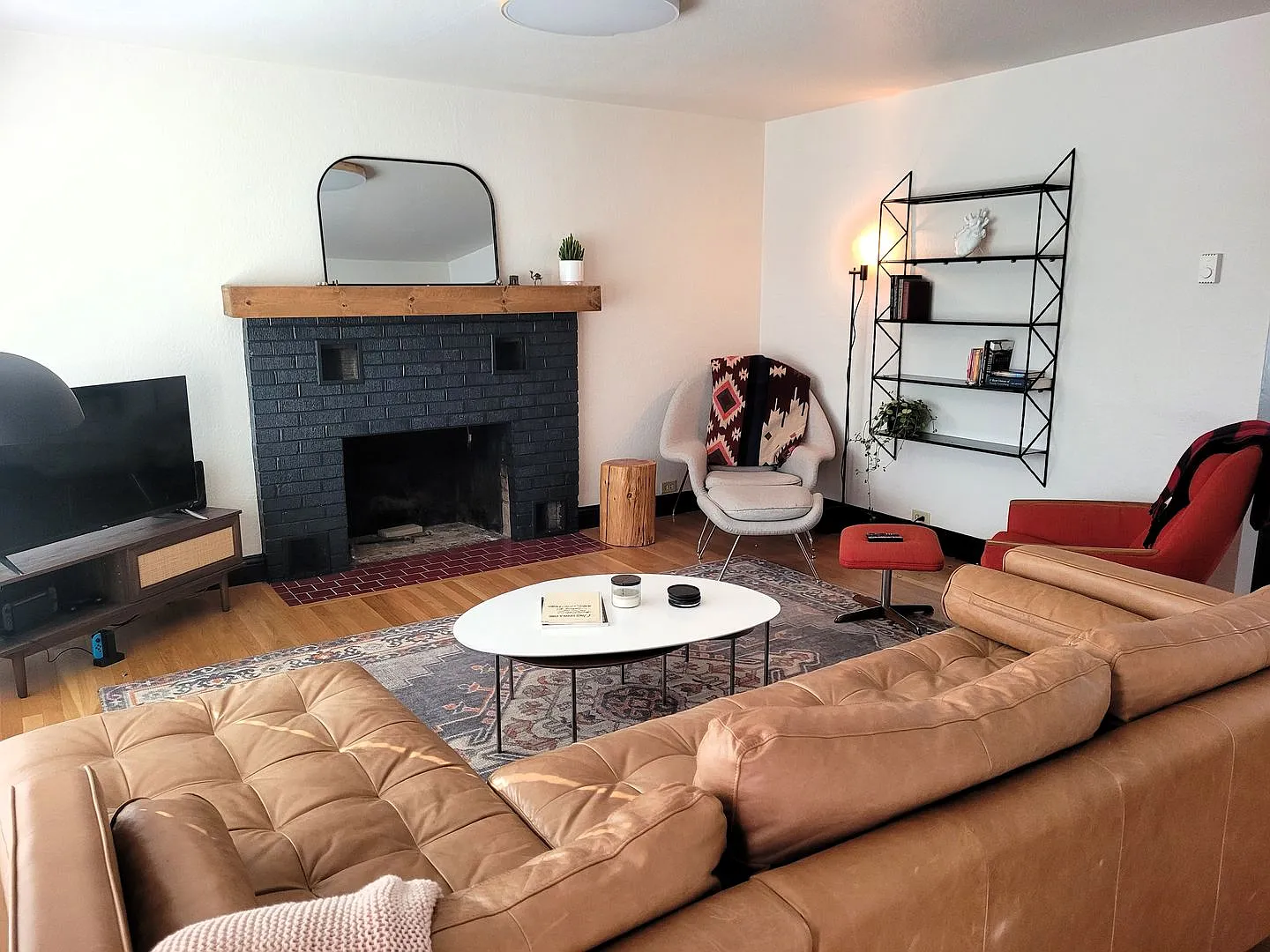 Charming single-level home. Monthly rental, fully furnished + all utilities. Fantastic location! — Photo 3