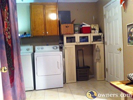 Lrge laundry room