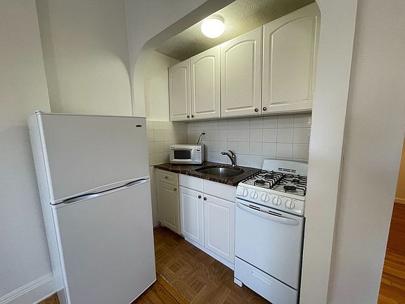 3rd image of 22 E 93rd St APT 14
