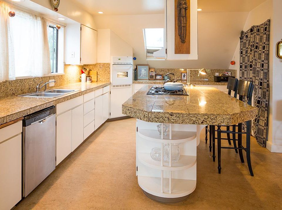 Large, Bright Kitchen with Lots of Storage