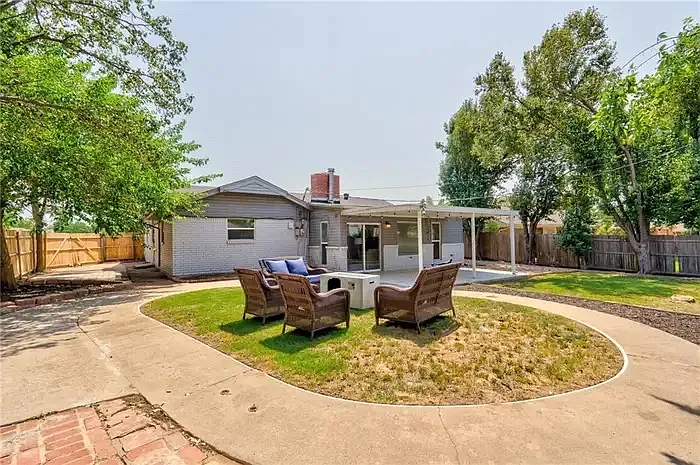 1501 Carlton Way — Photo 28