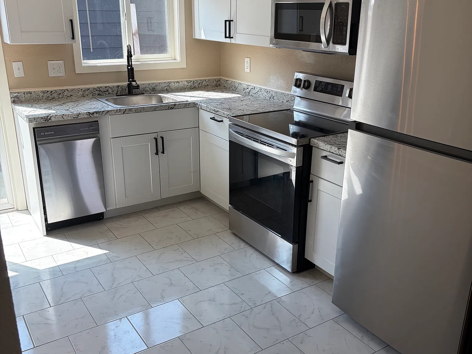 2 bed, 1.5 bath, 900 sqft, $1,895 — Photo 2
