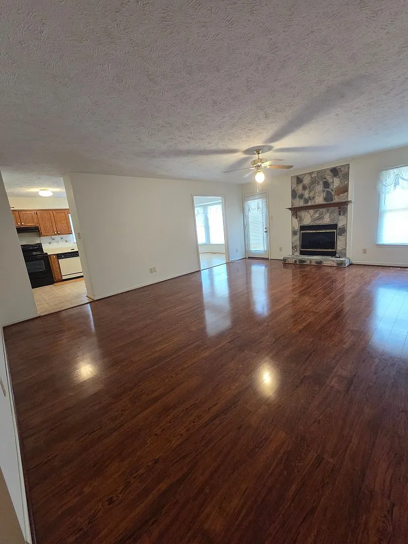 Beautiful Home with hardwood floors! — Photo 3