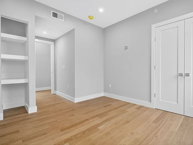 551 E 7th St #3 — Photo 12