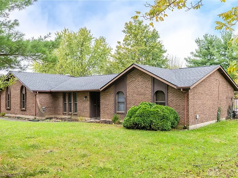 2401 Kewanna Ln — Photo 3