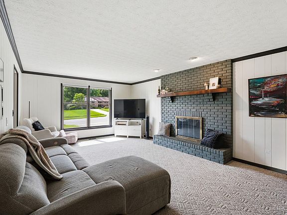 2nd image of 3260 Parkhill Dr