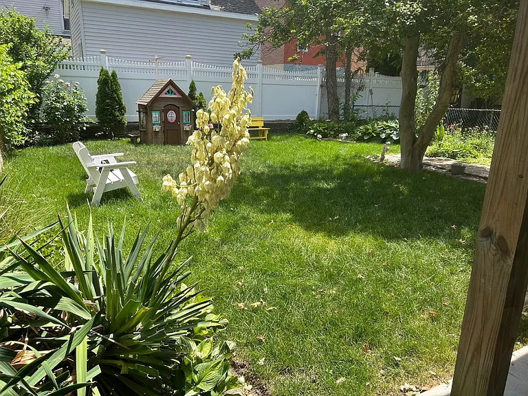 1522 Dwight Pl — Photo 15