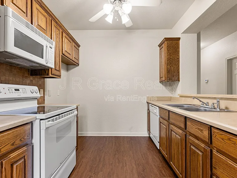 2100 Breezy Dr — Photo 9