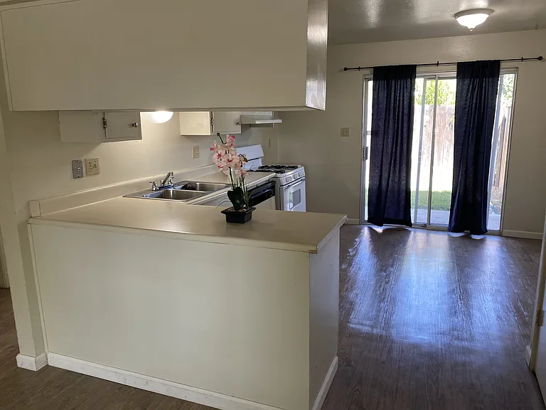 1704 Rose Ave — Photo 15