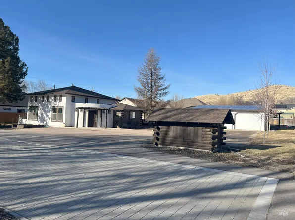 7200 Gary Ln, Garden City, ID 83714