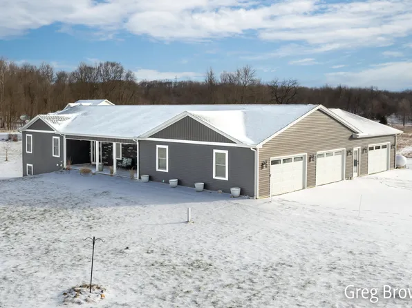 817 11th St, Plainwell, MI 49080