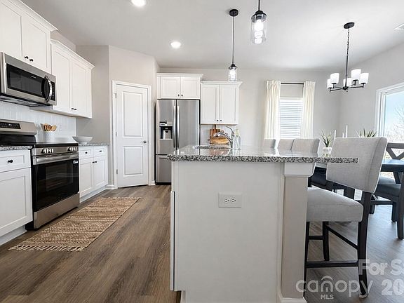 2nd image of 206 Roxanna Ct
