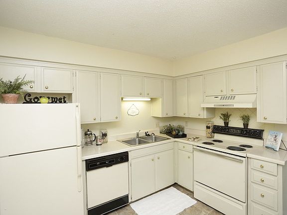 4th image of 3926 S Redwood Dr #3914F