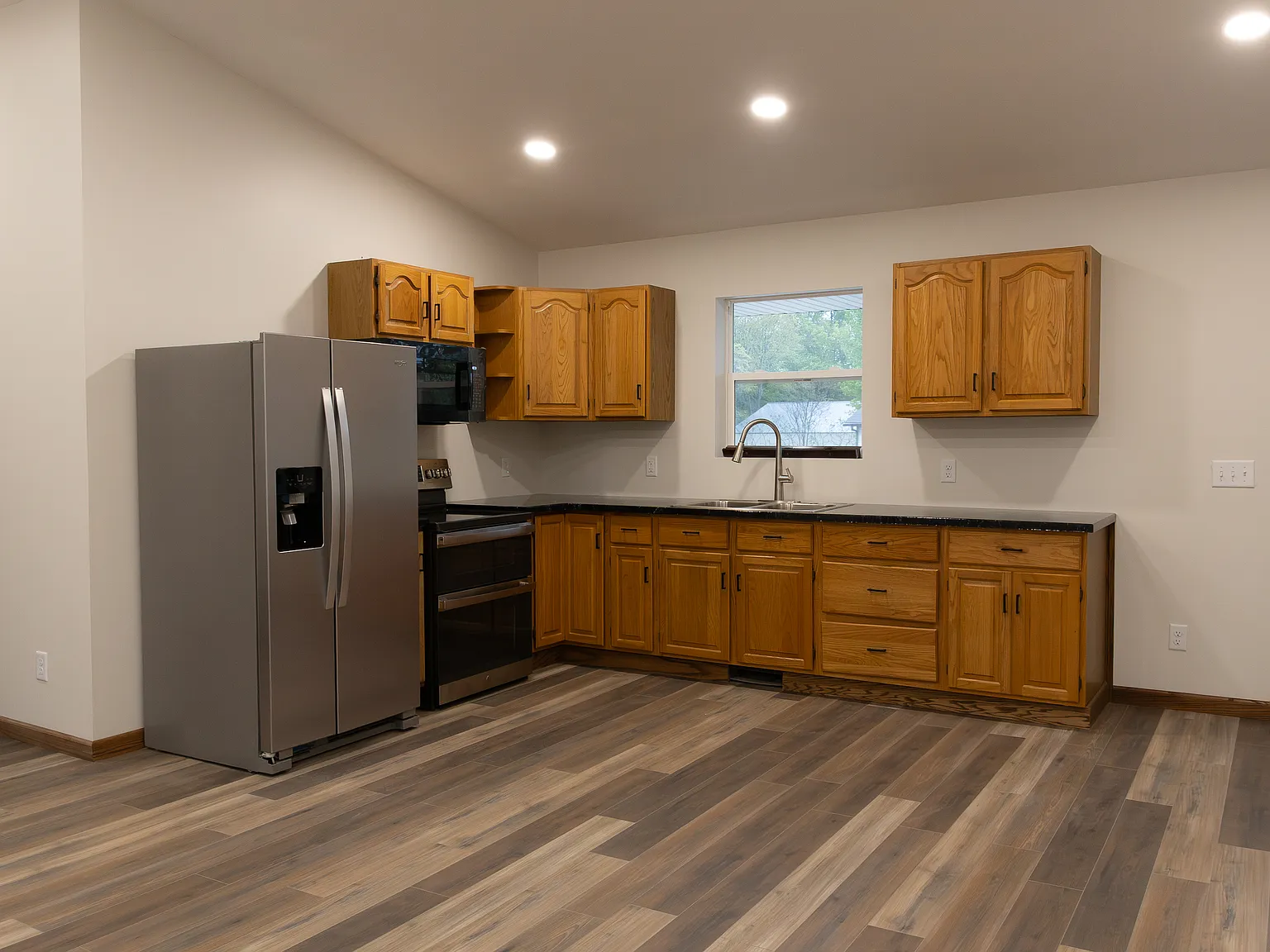 3 bed, 2200 sqft, $2,200 — Photo 2