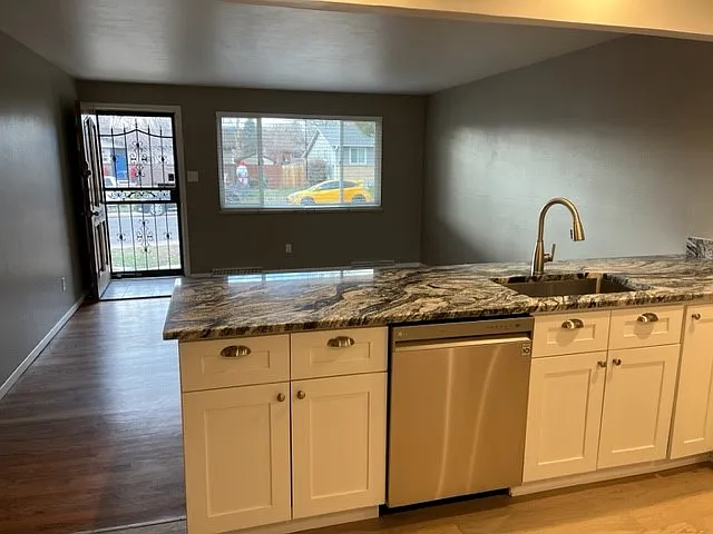 3 bed, 2072 sqft, $3,100 — Photo 4