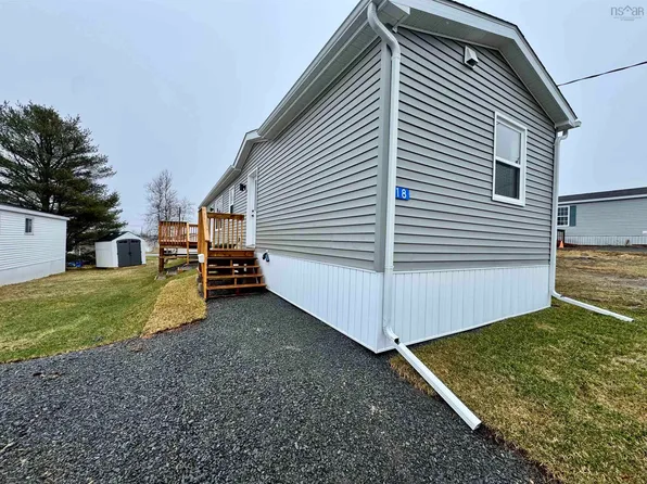 18 Bruce St, East Hants, NS B0N 1Z0