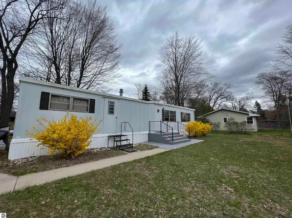 1811 Pine Dr, Traverse City, MI 49686