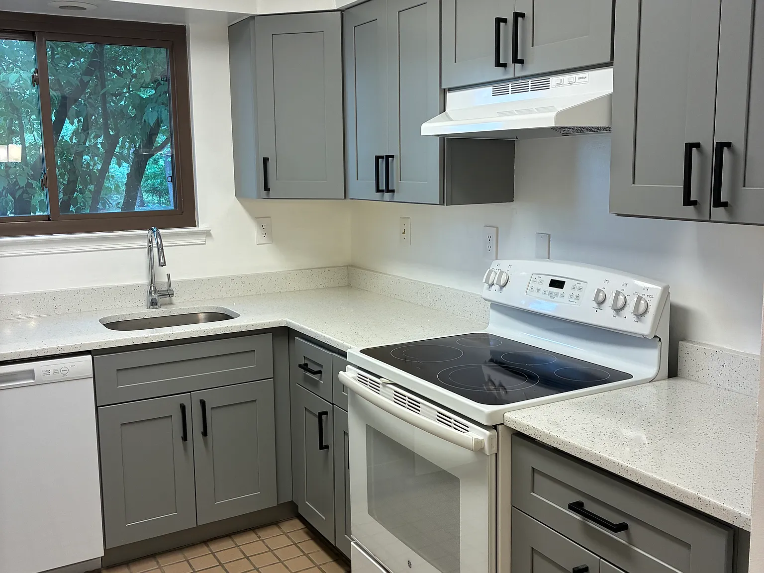 2 bed, 1.5 bath, 1326 sqft, $2,550 — Photo 3