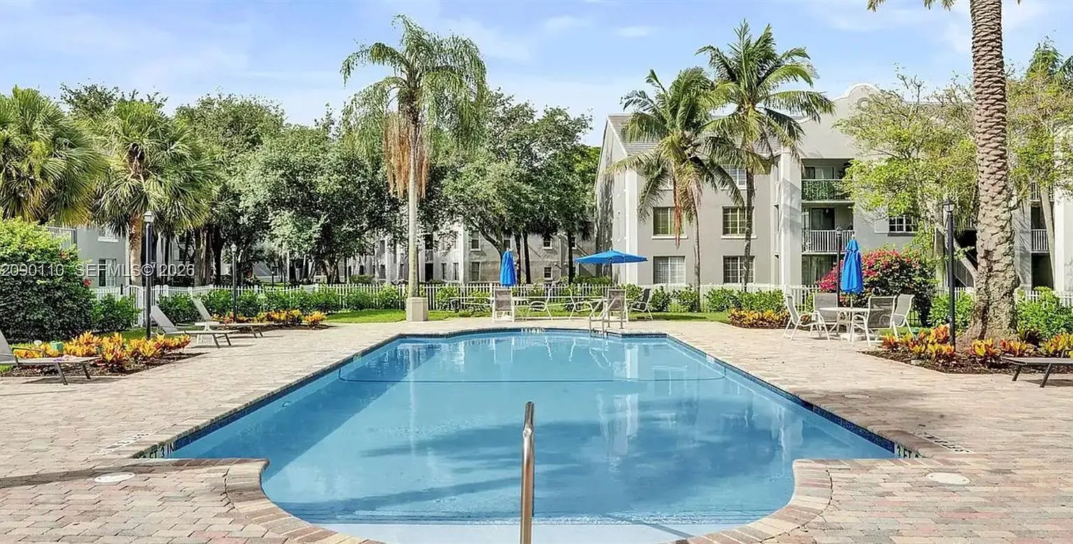 Devonaire Condo At Pembro — Photo 2