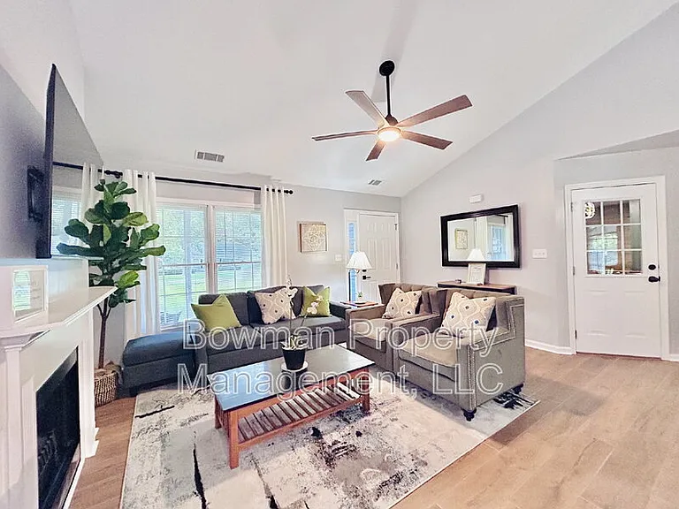 255 Camelot Dr — Photo 4