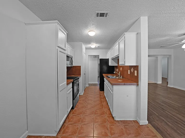 2910 Chisolm Trl — Photo 13