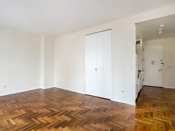 250 East 54th Street image 3 of 5