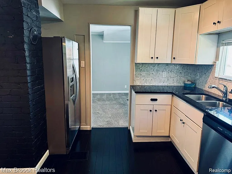 465 E Oakridge St — Photo 2