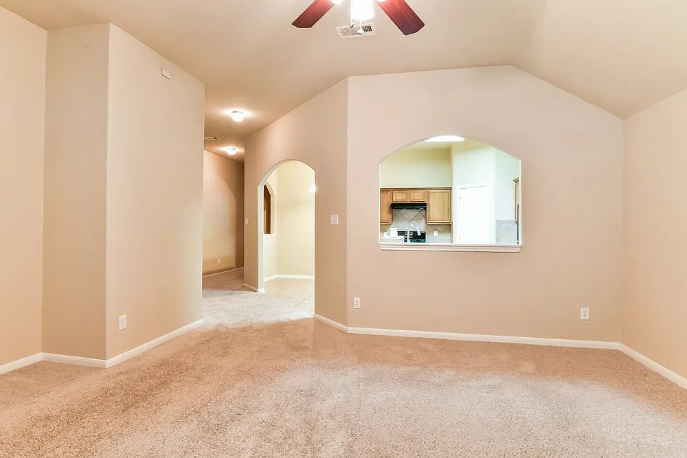 3 bed, 2.0 bath, 1746 sqft, $2,120 — Photo 4
