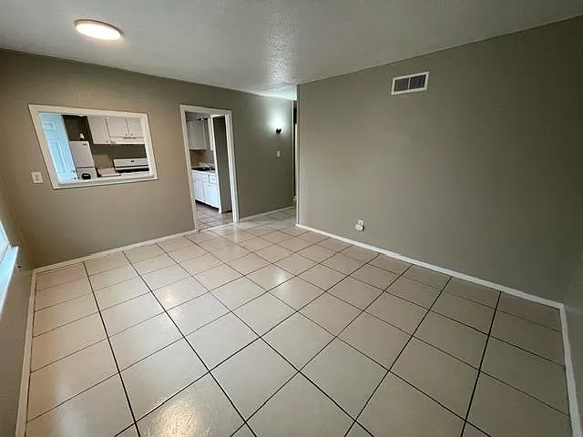 2 bed, 1.0 bath, $750 — Photo 2
